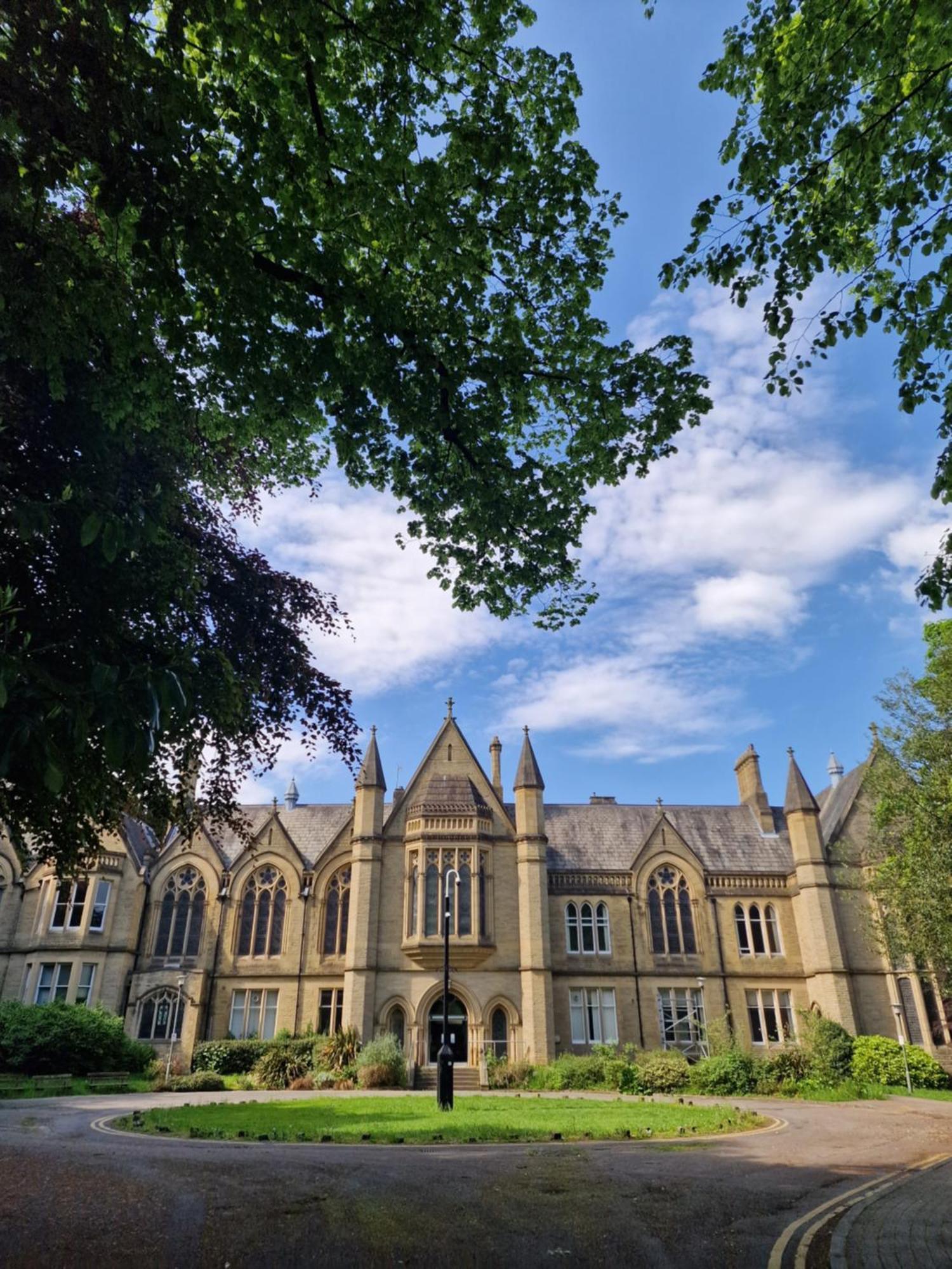 Private Courtyard Apartment In Bradford With Parking Shipley  Exterior photo